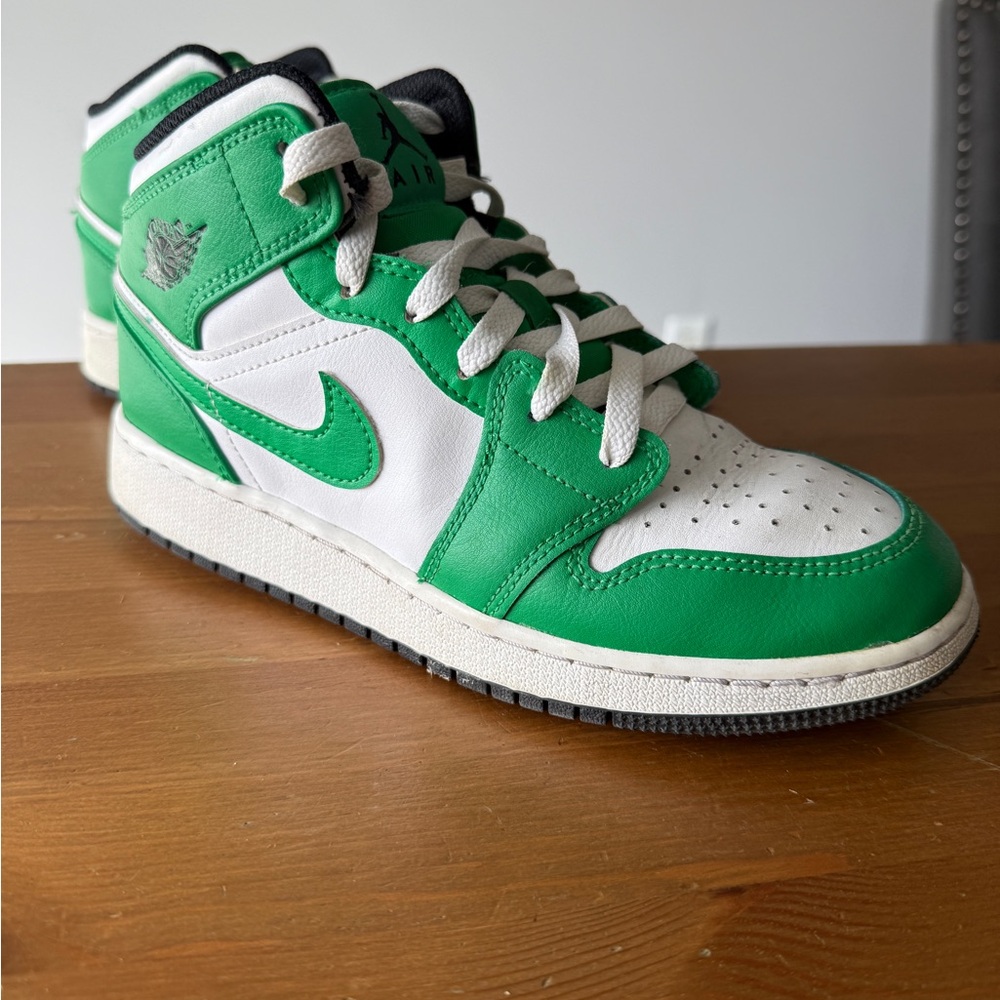 AirJordan 1s Big Kids Sneakers 5Y in Green and White